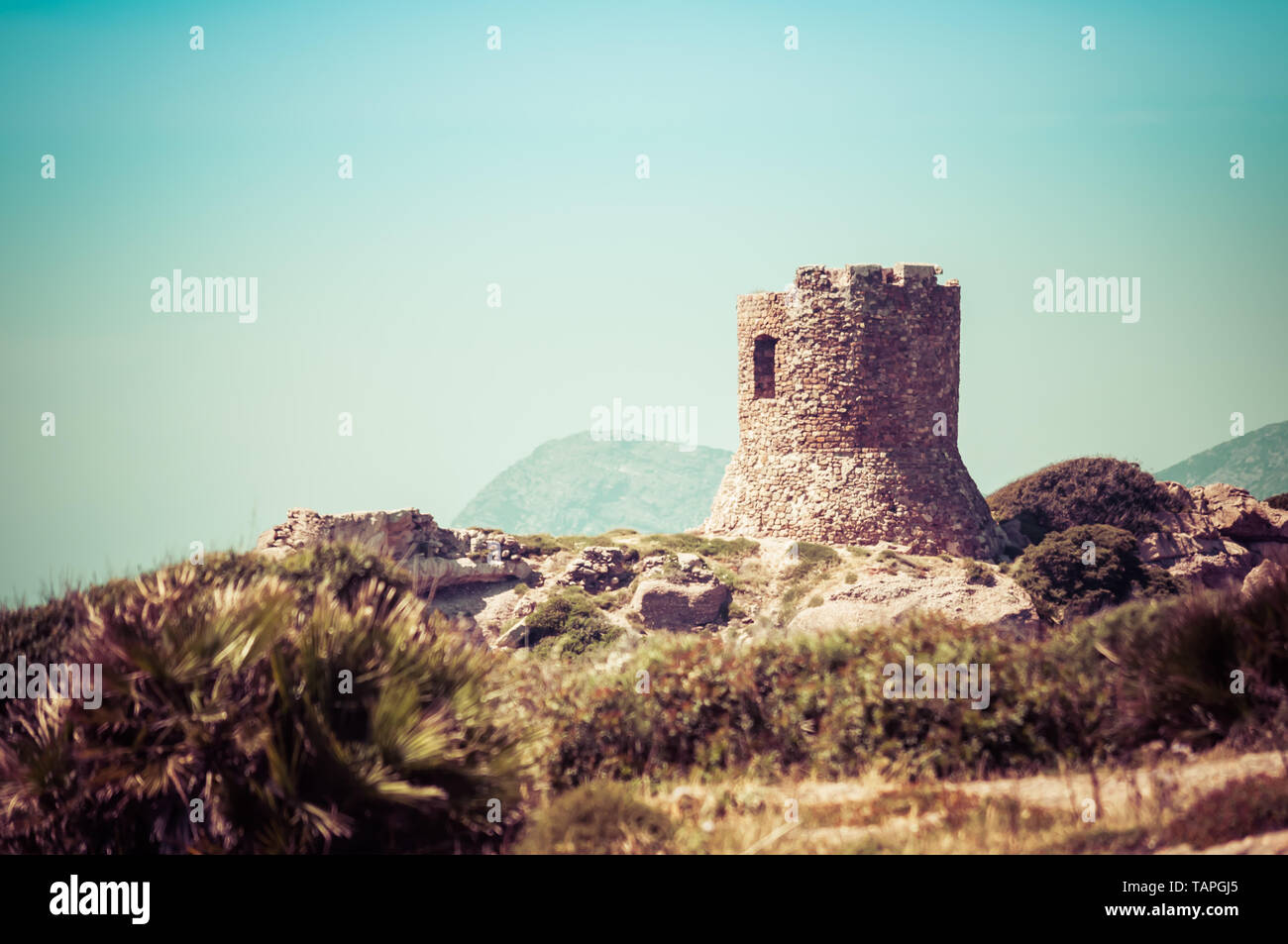 Antica torre sulla costa sarda nei pressi del porticciolo Foto Stock