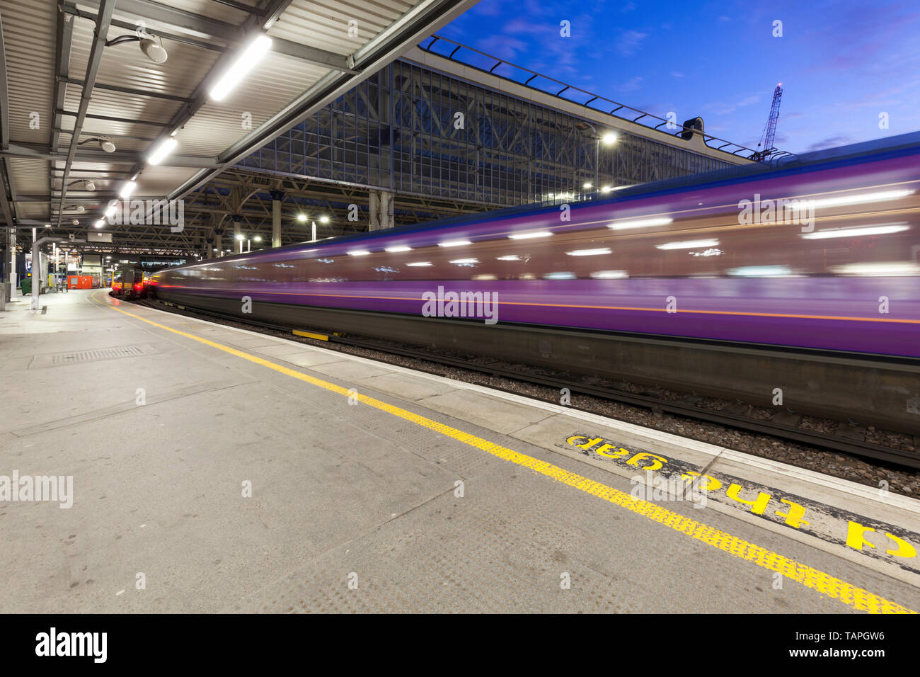 Primo South Western Railway treno in partenza da Londra Waterloo con motion blur Foto Stock