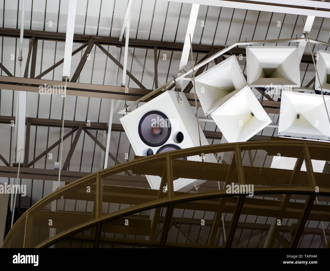 Grandi altoparlanti bianchi sospesi dal soffitto della chiesa. Foto Stock