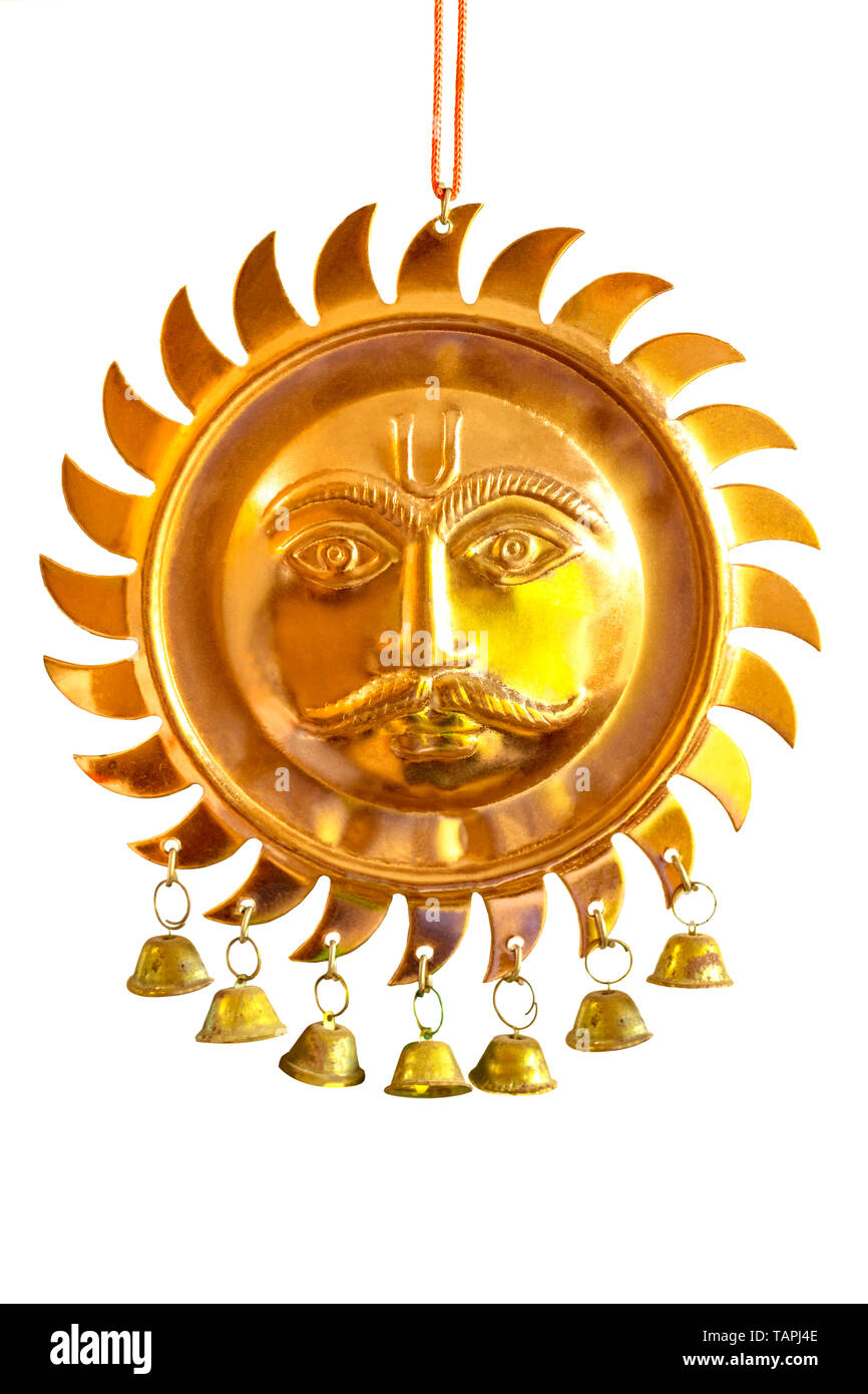 Surya / Sun Dio faccia induismo elegante placcato in rame parete metallica Hanging-Decor pezzo.isolato su sfondo bianco Foto Stock