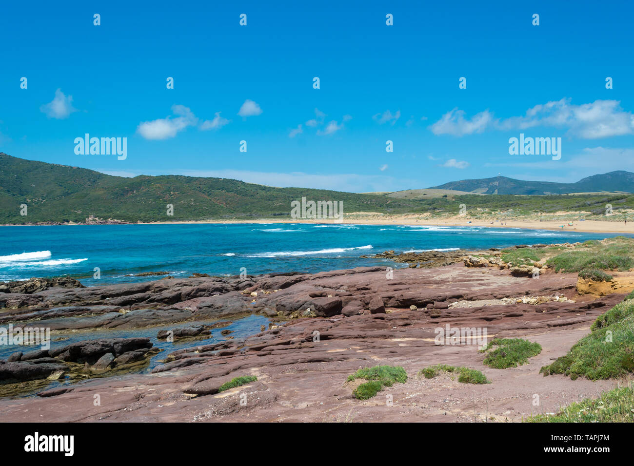 Il paesaggio della costa vicino a Spiaggia di Porto Ferro, in Sardegna, in una giornata di sole Foto Stock