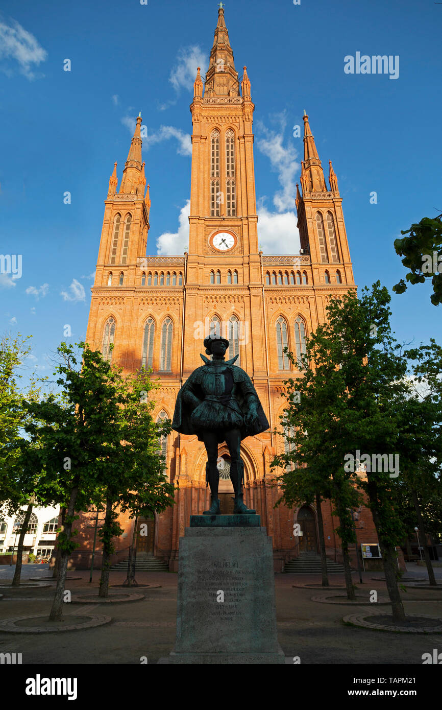 Statua di Guglielmo d'Orange di fronte alla Marktkirche (Chiesa del mercato) a Wiesbaden, la capitale dello stato dell'Assia, Germania. Foto Stock