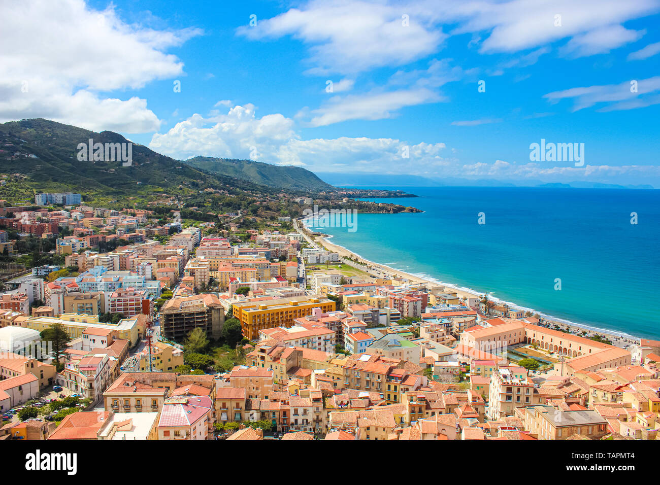 Incredibile paesaggio marino di Cefalù Sicilia in Italia prese dalle colline adiacenti che si affaccia sulla baia. La bella città sulla costa tirrenica è popolare in estate Foto Stock