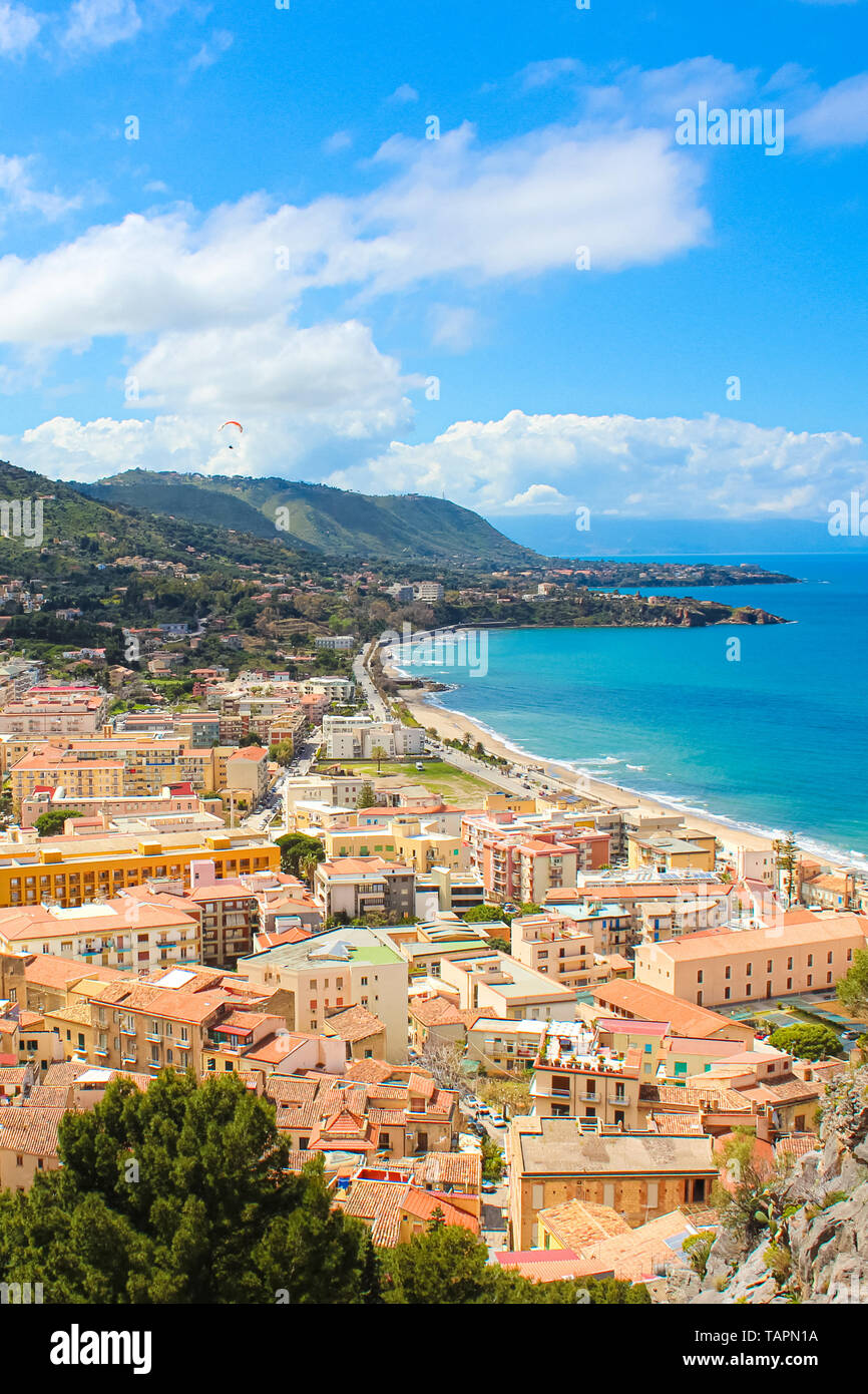 Lo straordinario paesaggio della città costiera di Cefalù in bella Sicilia acquisiti su una fotografia in verticale. Presi dalle colline adiacenti che si affaccia sulla baia Foto Stock