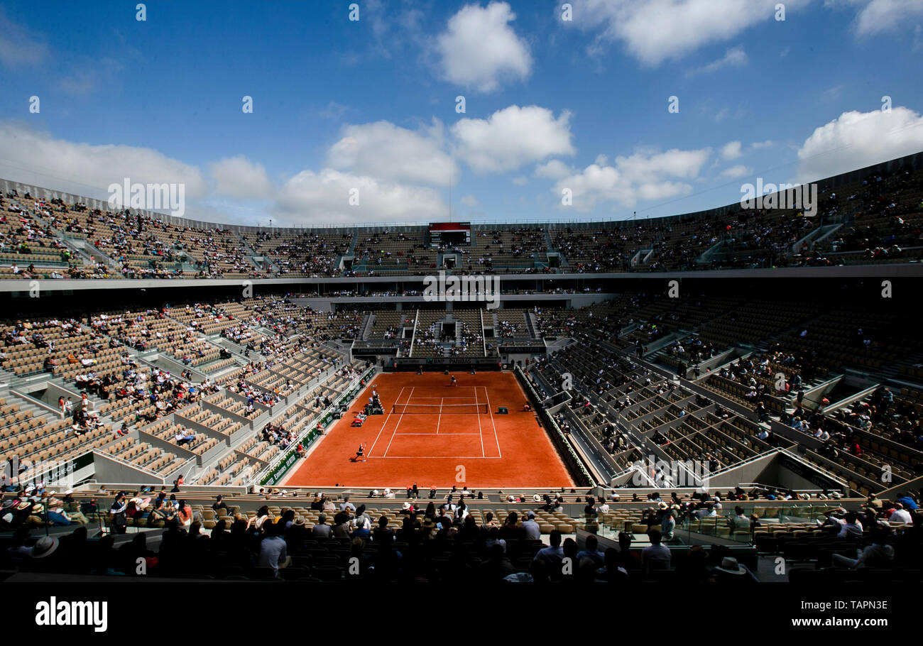 (190526) -- Parigi, maggio 26, 2019 (Xinhua) -- Foto scattata il 26 Maggio 2019 mostra la vista generale della corte Philippe Chatrier a Open di Francia di tennis tournament 2019 al Roland Garros di Parigi, Francia. (Xinhua/Han Yan) Foto Stock