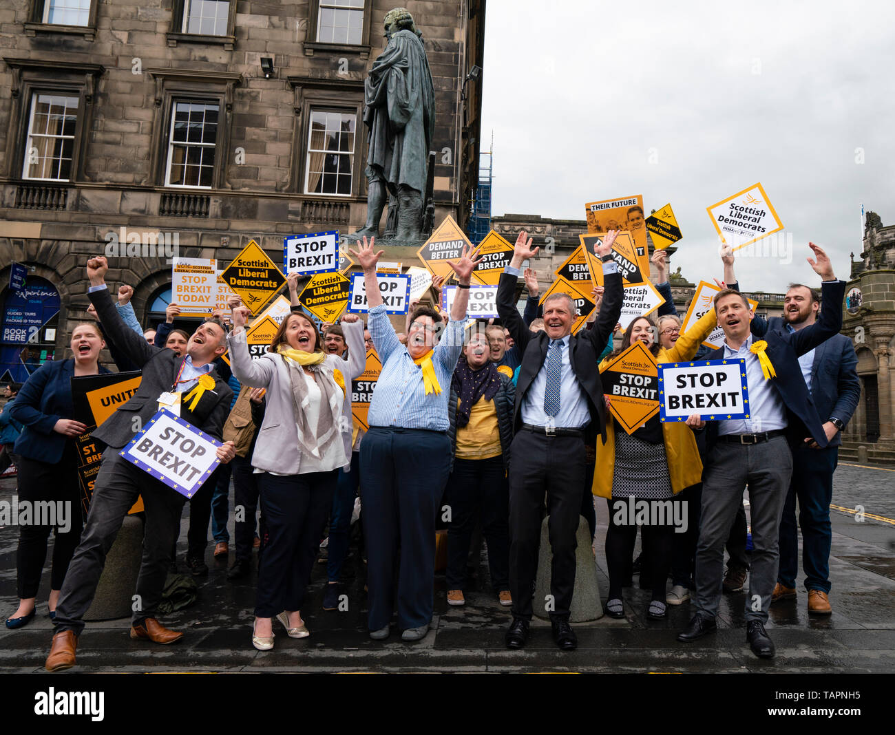 Edimburgo, Scozia, Regno Unito. 27 Maggio, 2019. I sei nuovi deputati scozzesi sono dichiarati presso la City Chambers in Edinburgh, SNP nella foto i liberali democratici anti Brexit rally al di fuori della città Camere seguente dichiarazione dei risultati. Il nuovo gruppo del Partito europeo dei liberali democratici MEP Sheila Ritchie center. Credito: Iain Masterton/Alamy Live News Foto Stock