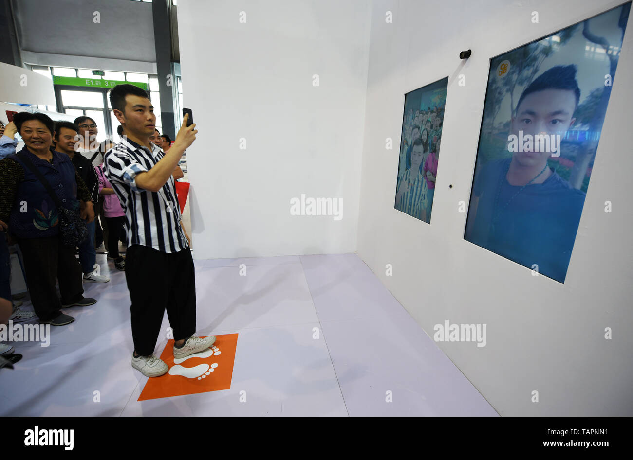 (190526) -- GUIYANG, 26 maggio 2019 (Xinhua) -- Un visitatore prende le foto a un riconoscimento facciale e matching program durante il China International grande industria dati Expo 2019 di Guiyang, nel sud-ovest della Cina di Guizhou, 26 maggio 2019. L'expo su grandi data aperto domenica di Guizhou, concentrandosi sulle più recenti innovazioni della tecnologia e le sue applicazioni. I quattro giorni della fiera sarà assistito da 448 aziende da 59 paesi e regioni, secondo il comitato organizzatore. (Xinhua/Yang Wenbin) Foto Stock