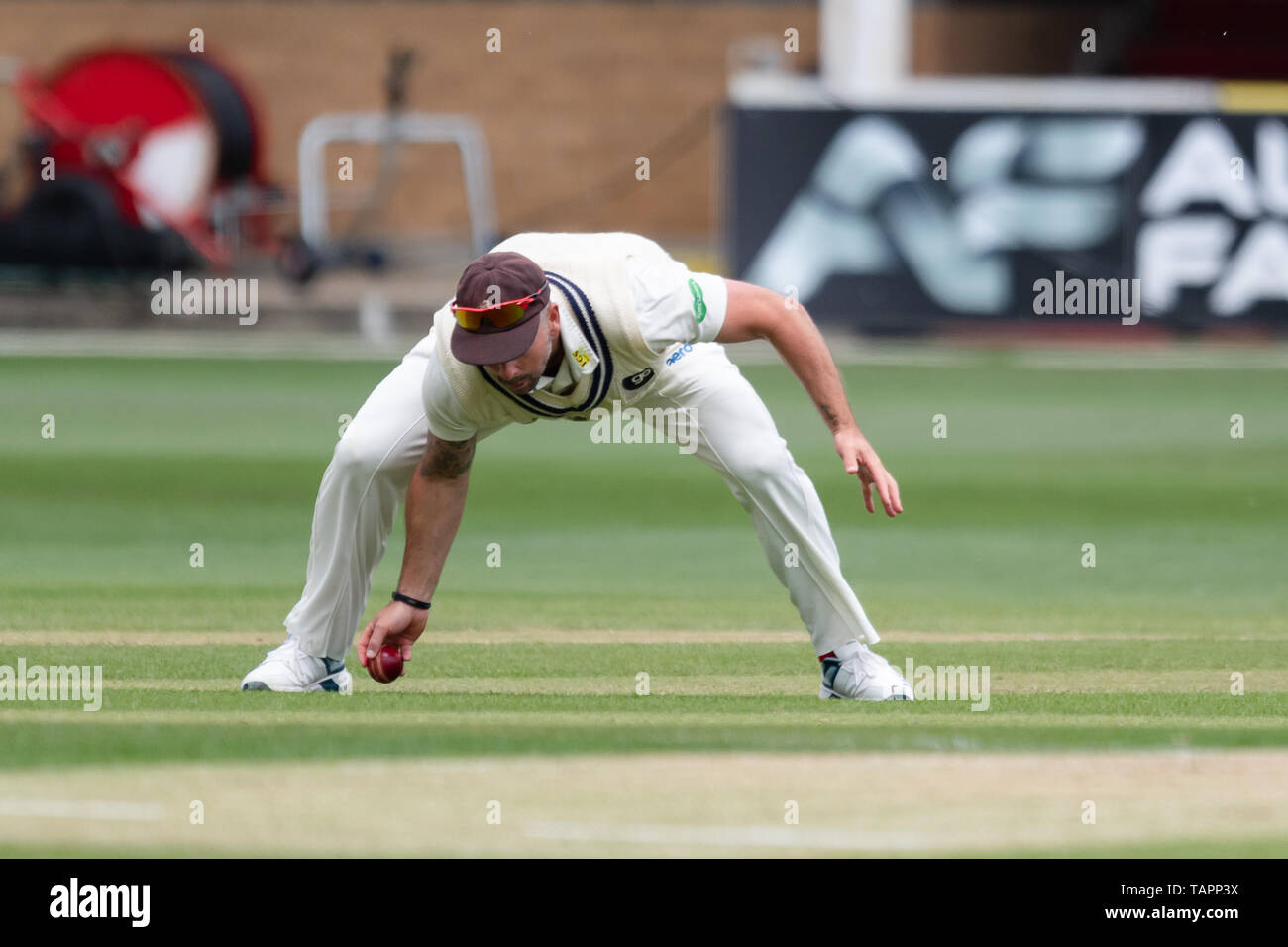 Chelmsford, Regno Unito. 27 Maggio, 2019. Darren Stevens di Kent Cricket Club afferra la palla durante la contea Specsavers gara di campionato tra Essex vs Kent al Cloudfm County Ground Lunedì, 27 maggio 2019 a Chelmsford in Inghilterra. (Solo uso editoriale, è richiesta una licenza per uso commerciale. Nessun uso in scommesse, giochi o un singolo giocatore/club/league pubblicazioni.) Credito: Taka G Wu/Alamy Live News Foto Stock