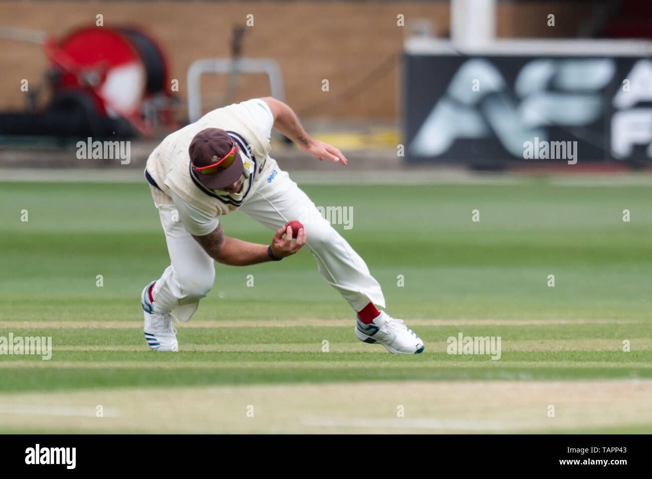 Chelmsford, Regno Unito. 27 Maggio, 2019. Darren Stevens di Kent Cricket Club afferra la palla durante la contea Specsavers gara di campionato tra Essex vs Kent al Cloudfm County Ground Lunedì, 27 maggio 2019 a Chelmsford in Inghilterra. (Solo uso editoriale, è richiesta una licenza per uso commerciale. Nessun uso in scommesse, giochi o un singolo giocatore/club/league pubblicazioni.) Credito: Taka G Wu/Alamy Live News Foto Stock