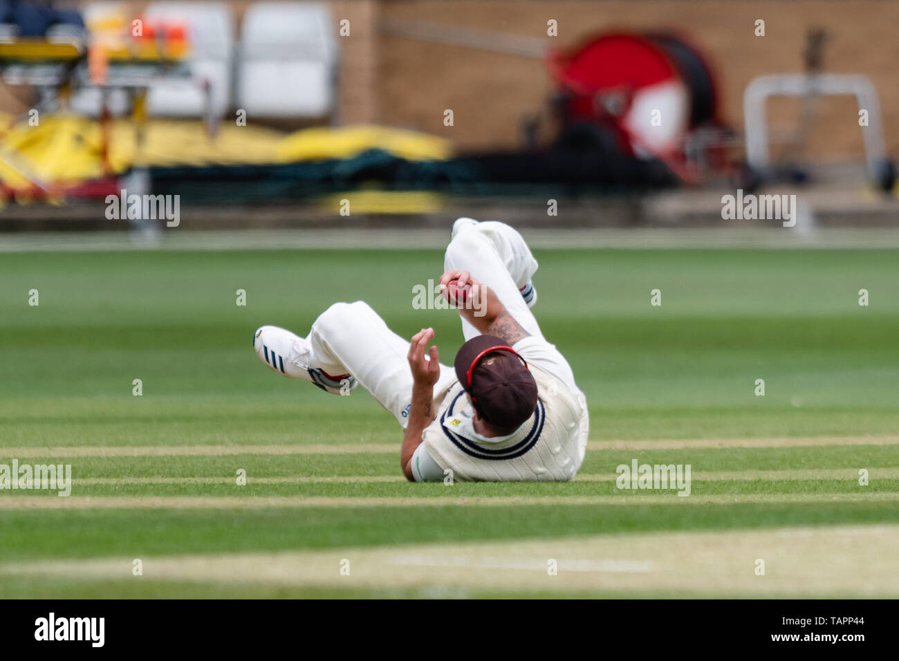 Chelmsford, Regno Unito. 27 Maggio, 2019. Darren Stevens di Kent Cricket Club afferra la palla durante la contea Specsavers gara di campionato tra Essex vs Kent al Cloudfm County Ground Lunedì, 27 maggio 2019 a Chelmsford in Inghilterra. (Solo uso editoriale, è richiesta una licenza per uso commerciale. Nessun uso in scommesse, giochi o un singolo giocatore/club/league pubblicazioni.) Credito: Taka G Wu/Alamy Live News Foto Stock