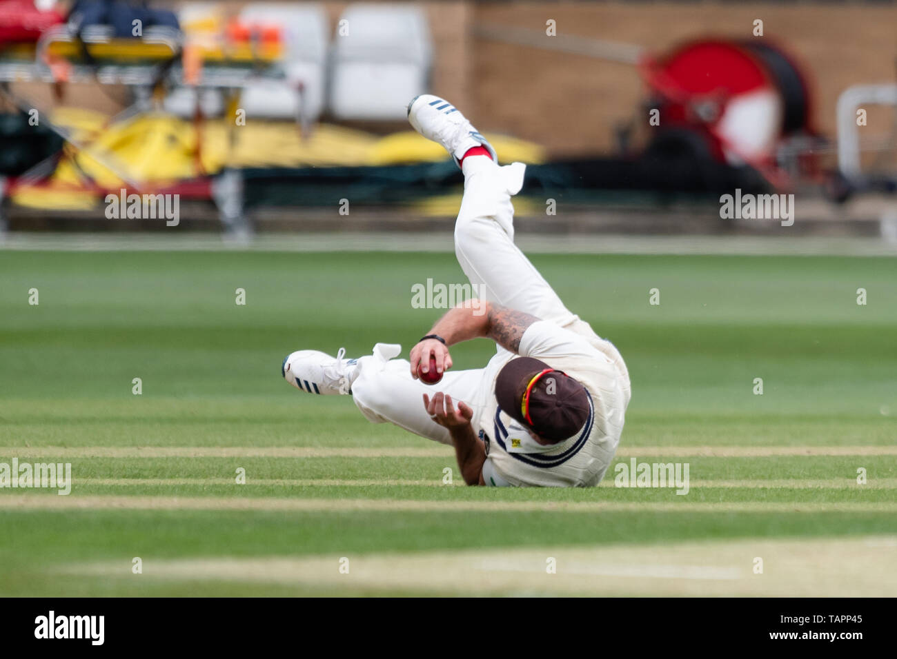 Chelmsford, Regno Unito. 27 Maggio, 2019. Darren Stevens di Kent Cricket Club afferra la palla durante la contea Specsavers gara di campionato tra Essex vs Kent al Cloudfm County Ground Lunedì, 27 maggio 2019 a Chelmsford in Inghilterra. (Solo uso editoriale, è richiesta una licenza per uso commerciale. Nessun uso in scommesse, giochi o un singolo giocatore/club/league pubblicazioni.) Credito: Taka G Wu/Alamy Live News Foto Stock