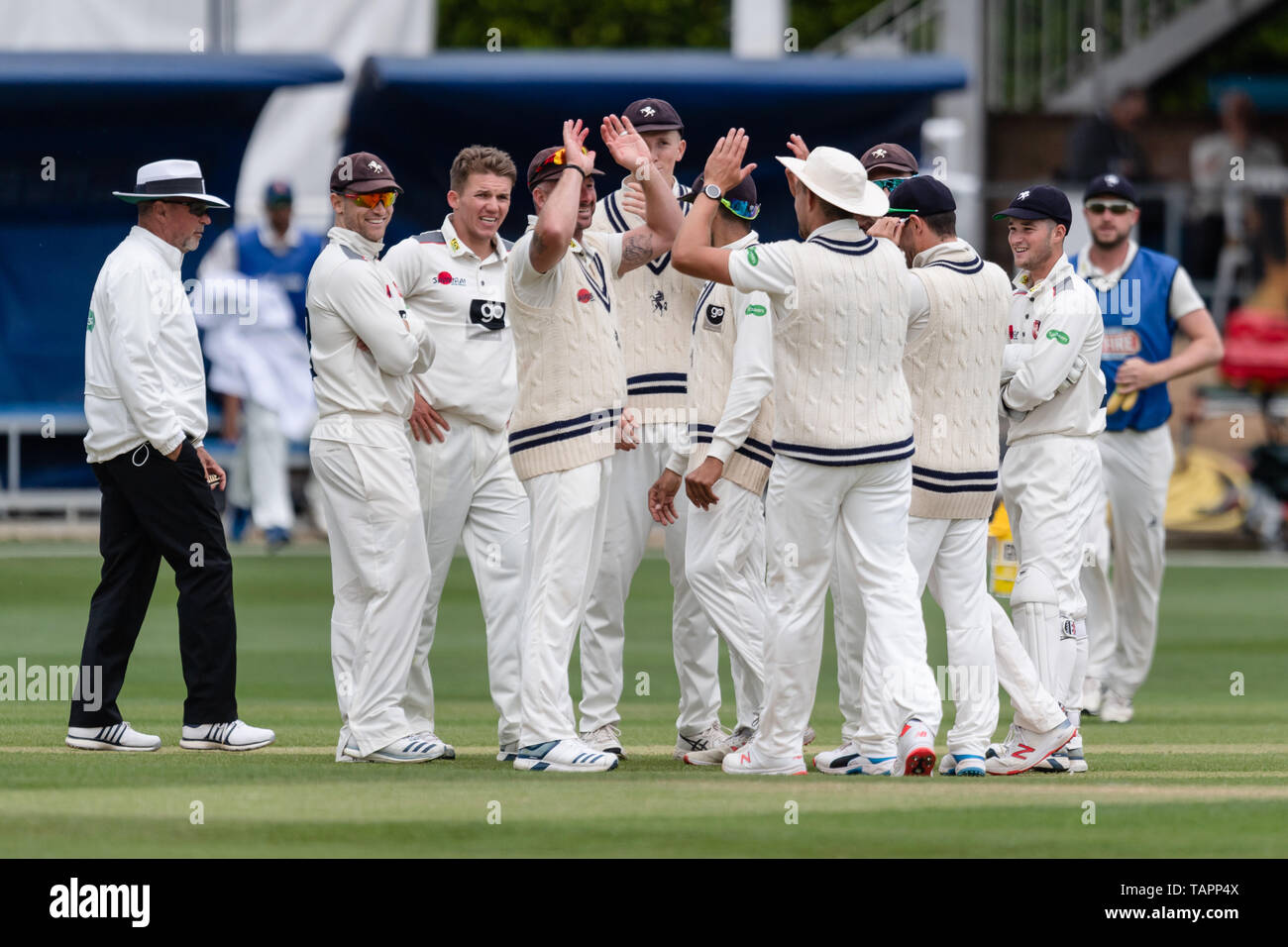 Chelmsford, Regno Unito. 27 Maggio, 2019. Darren Stevens (centro) di Kent Cricket Club festeggia con i compagni di team dopo la cattura la sfera di Tom Westley di Essex Cricket Club durante la contea Specsavers gara di campionato tra Essex vs Kent al Cloudfm County Ground Lunedì, 27 maggio 2019 a Chelmsford in Inghilterra. (Solo uso editoriale, è richiesta una licenza per uso commerciale. Nessun uso in scommesse, giochi o un singolo giocatore/club/league pubblicazioni.) Credito: Taka G Wu/Alamy Live News Foto Stock