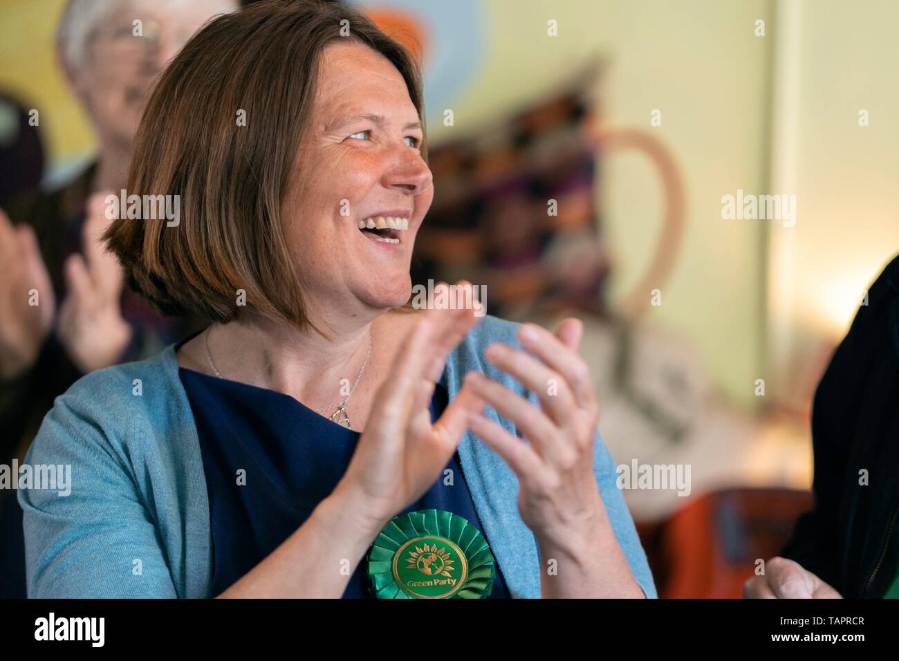 Birmingham, Regno Unito. 27 Maggio, 2019. New West Midlands MEP Ellie Chowns in corrispondenza di un evento per celebrare i risultati dell'elezione dell'UE che ha visto salire verdi da tre a sette posti in Inghilterra. Credito: Vladimir Morozov/Alamy Live News Foto Stock