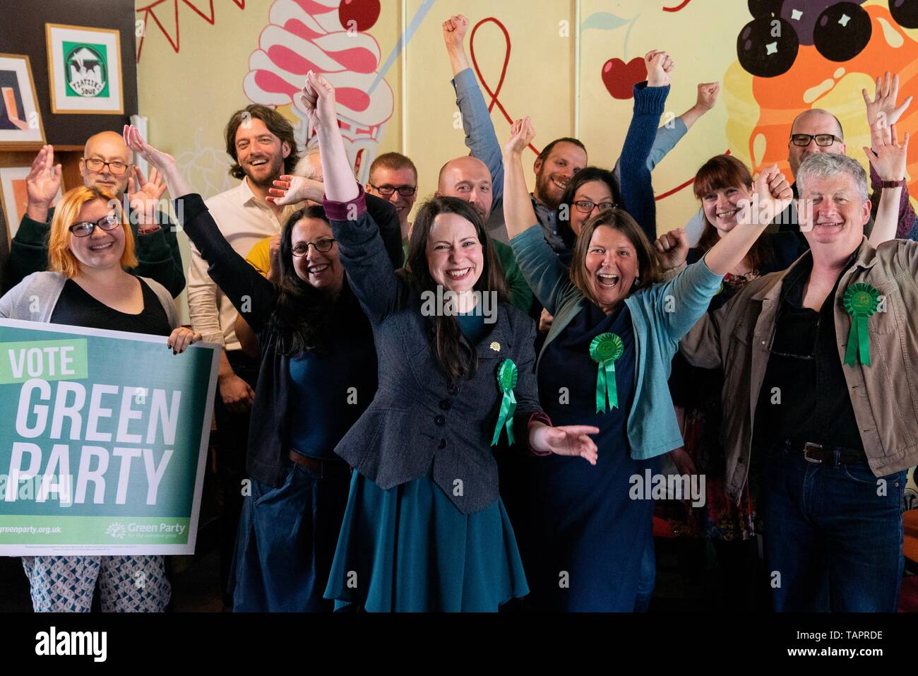 Birmingham, Regno Unito. 27 Maggio, 2019. Partito dei Verdi vice leader Amelia Womack (centro sinistra) si unisce al nuovo West Midlands MEP Ellie Chowns (centro destra) e membri provenienti da tutta la regione West Midlands in Birmingham celebrare i risultati dell'elezione dell'UE che ha visto salire verdi da tre a sette posti in Inghilterra. Credito: Vladimir Morozov/Alamy Live News Foto Stock
