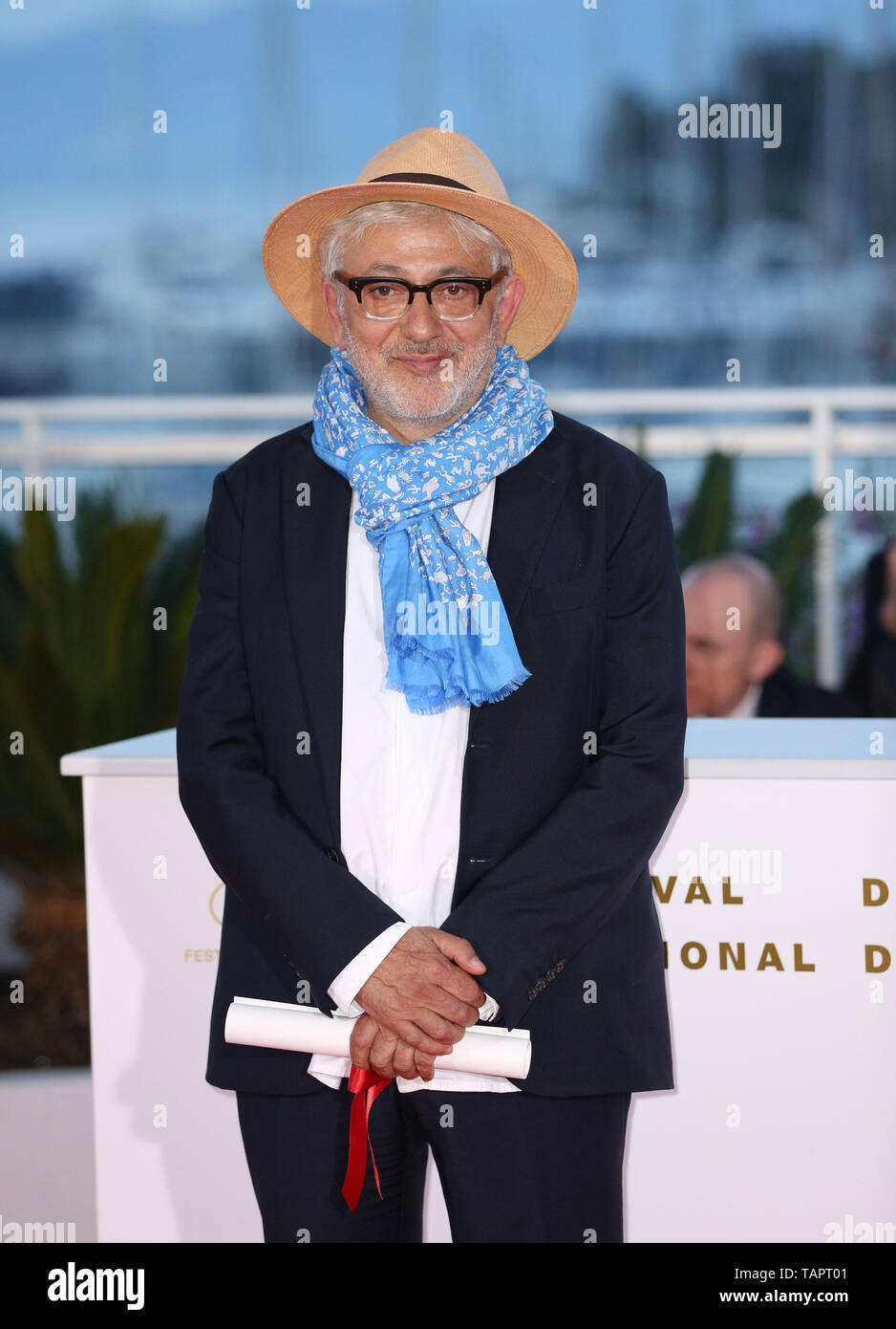 (190526) -- CANNES, 26 maggio 2019 (Xinhua) -- Direttore Elia Suleiman, vincitore della menzione speciale per il film "Essa deve essere il cielo' pone durante un photocall presso la 72a Cannes Film Festival di Cannes, Francia, il 25 maggio 2019. La tenda della 72esima edizione del Festival del Cinema di Cannes è sceso il sabato sera con il sud coreano film 'parassita' vincendo questo anno il premio più prestigioso, La Palme d'Or. (Xinhua/Gao Jing) Foto Stock