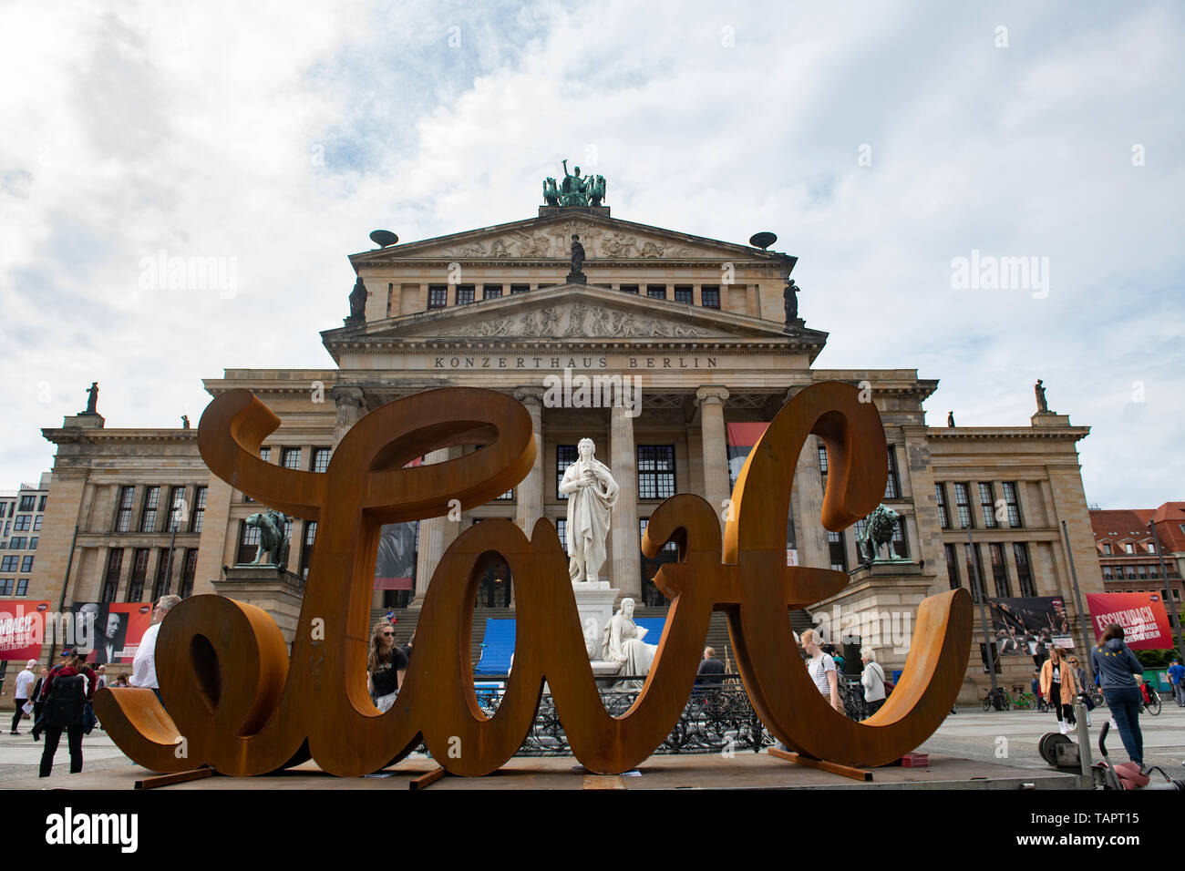 Berlino, Germania. 26 Maggio, 2019. La scultura "amore odio' dalla mia fiorentina è Weiss sulla Gendarmenmarkt. Lì, sostenitori dell'iniziativa europea "Pulse d' Europa si sono incontrati per una dimostrazione. Credito: Paolo Zinken/dpa/Alamy Live News Foto Stock