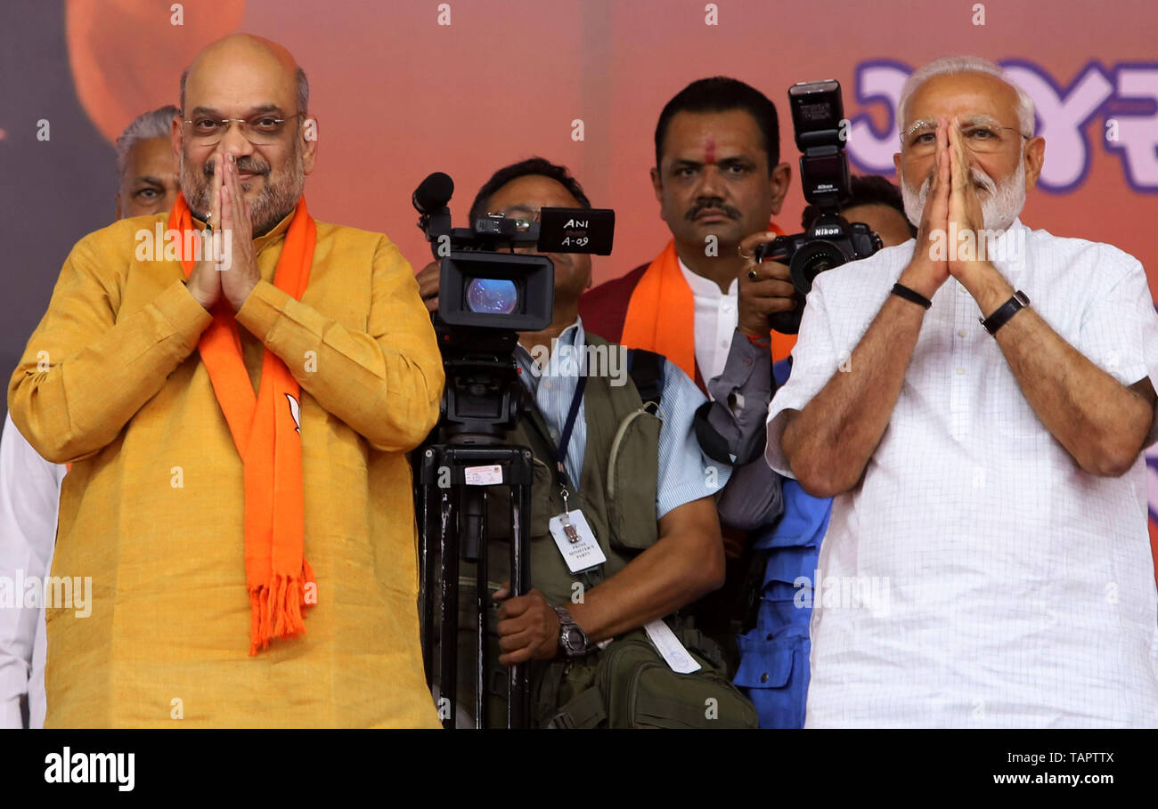 Ahmadabad, India. 27 Maggio, 2019. Primo Ministro indiano Narendra Modi (R) anteriore e il Bharatiya Janata Party (BJP) Presidente Amit Shah (L anteriore) gesto durante una riunione pubblica in Ahmadabad, India, 26 maggio 2019. Presidente indiano Ram Nath Kovind sabato sera nominato Narendra modi come il primo ministro dopo la ricezione di lettere di sostegno dalla sentenza Alleanza Nazionale Democratica (Nda). Credito: Stringer/Xinhua/Alamy Live News Foto Stock