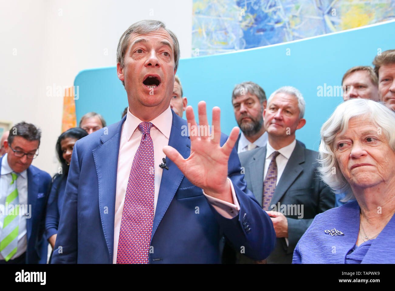 Londra, Regno Unito. 27 Maggio, 2019. Westminster, Londra, 27 maggio 2019 - Nigel Farage, leader del Partito Brexit e un deputato del Parlamento europeo per il sud-est dell' Inghilterra parlando all'UE i risultati elettorali conferenza stampa a Westminster. La neonata Brexit parte vuole il Regno Unito per lasciare l'Unione europea senza un accordo ha vinto 10 del Regno Unito in 11 regioni, guadagnando 28 posti a sedere, più di 32% del voto in tutto il paese e sono partito in nove regioni. Credito: Dinendra Haria/Alamy Live News Foto Stock