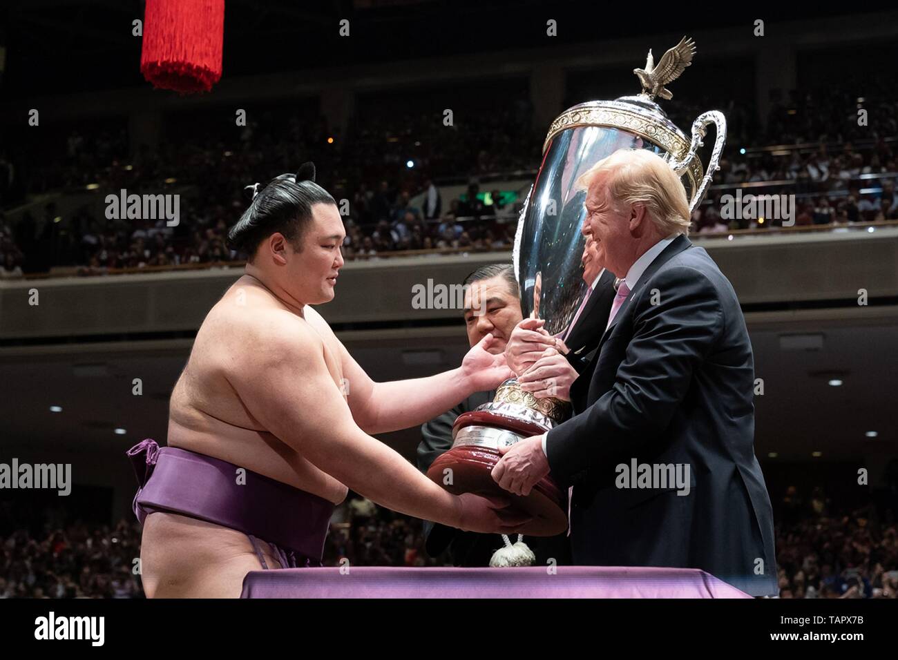 Stati Uniti Presidente Donald Trump presenta i presidenti Cup al sumo Grand Champion Asanoyama, sinistra, al Ryogoku Kokugikan Stadium, 26 maggio 2019 a Tokyo, Giappone. Foto Stock