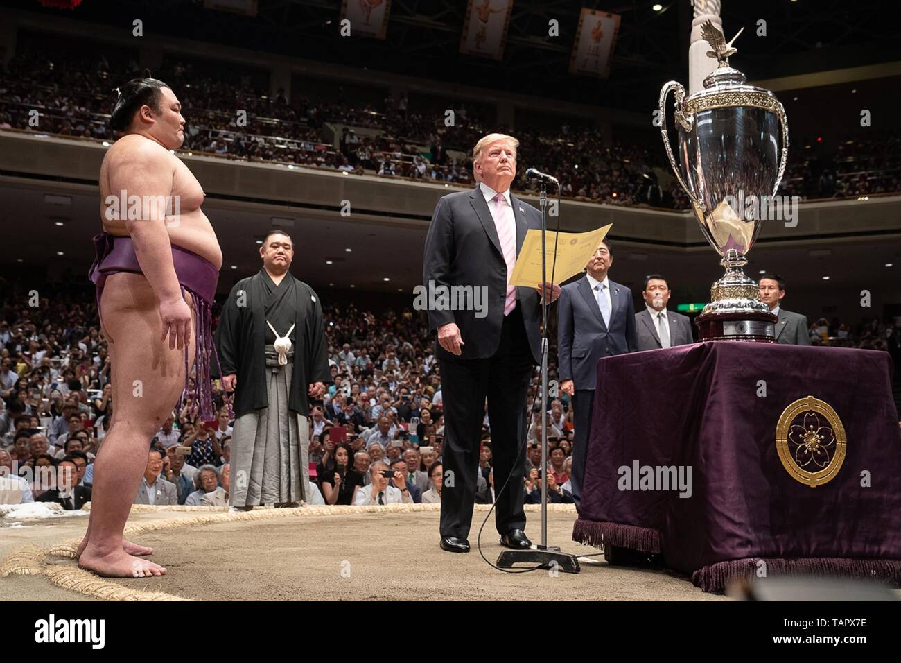 Stati Uniti Presidente Donald Trump presenta i presidenti Cup al sumo Grand Champion Asanoyama, sinistra, come Primo Ministro giapponese Shinzo Abe, destra, guarda al Ryogoku Kokugikan Stadium, 26 maggio 2019 a Tokyo, Giappone. Foto Stock