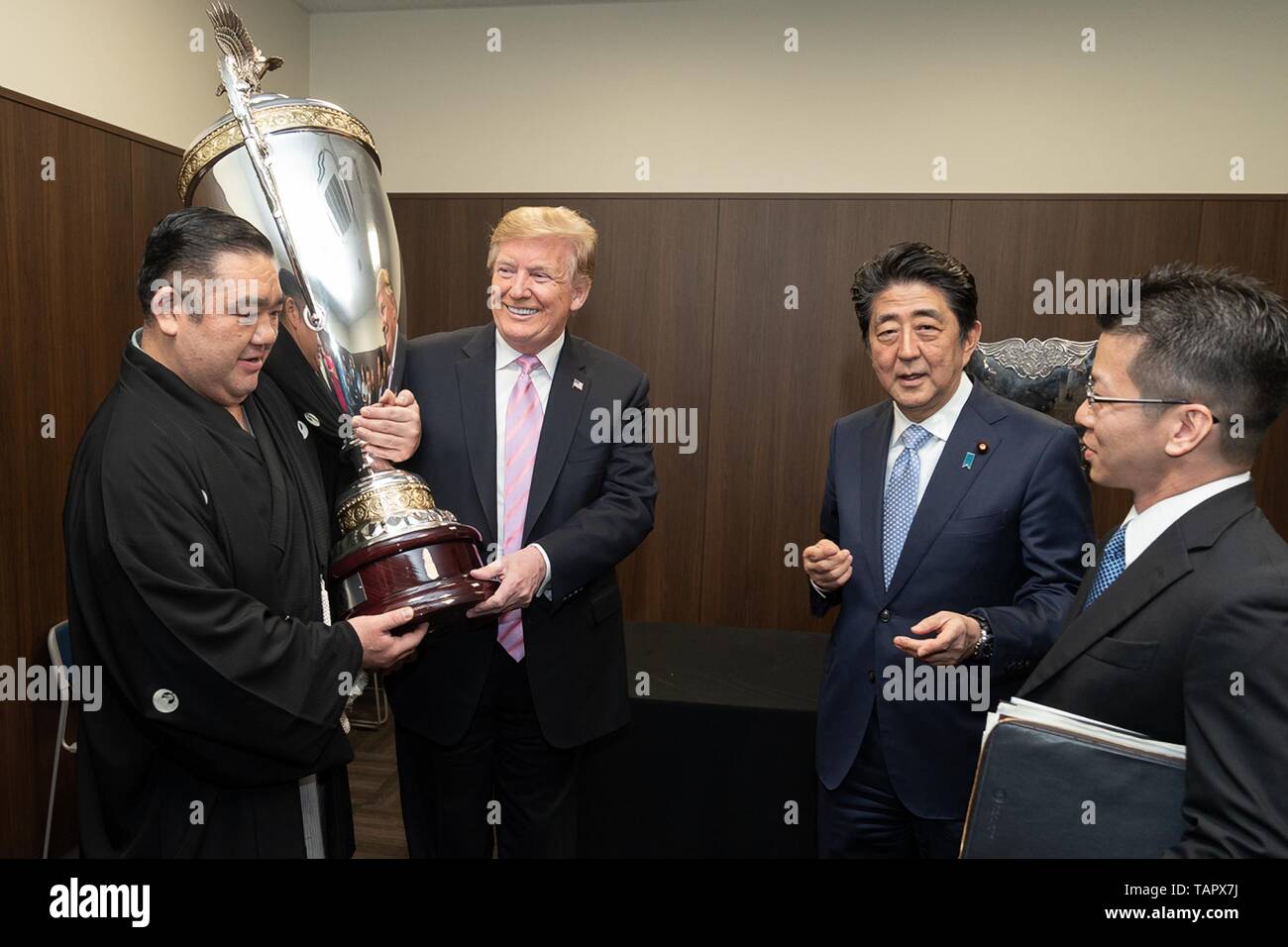 Stati Uniti Presidente Donald Trump pone con sumo Grand Champion Asanoyama, sinistra e Presidenti Cup come Primo Ministro giapponese Shinzo Abe guarda al Ryogoku Kokugikan Stadium, 26 maggio 2019 a Tokyo, Giappone. Foto Stock