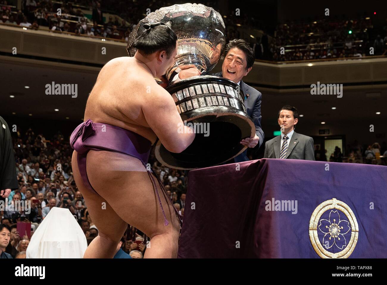 Primo Ministro giapponese Shinzo Abe, destra, presenta l'estate Grand Championship trophy al sumo Grand Champion Asanoyama, sinistra, al Ryogoku Kokugikan Stadium, 26 maggio 2019 a Tokyo, Giappone. Foto Stock