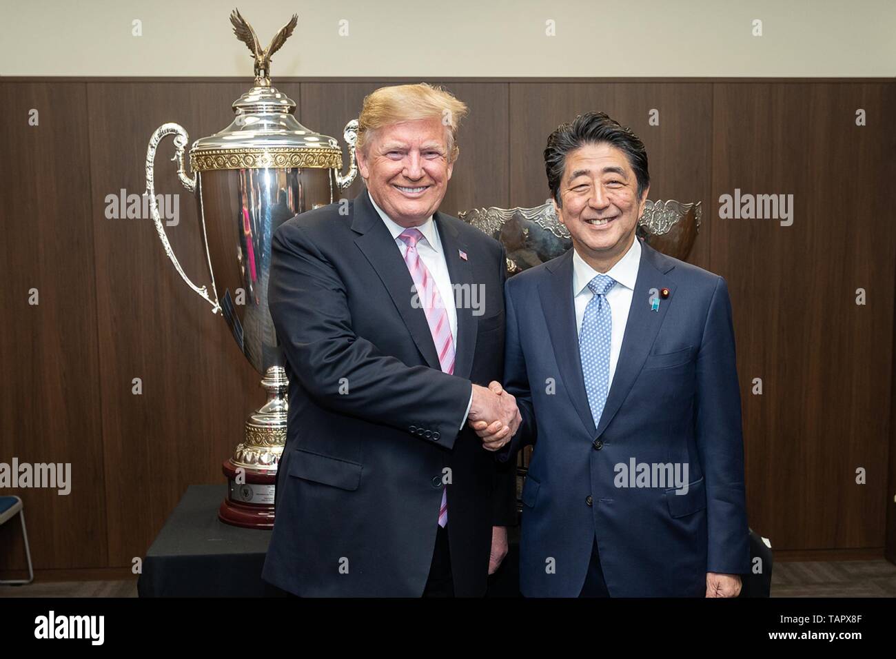 Stati Uniti Presidente Donald Trump scuote le mani con il Primo Ministro giapponese Shinzo Abe a seguito della molla Campionati di Sumo al Ryogoku Kokugikan Stadium, 26 maggio 2019 a Tokyo, Giappone. Foto Stock