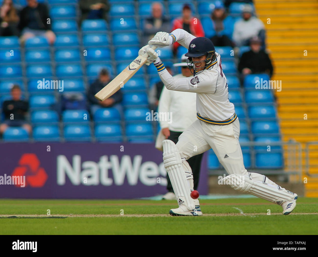 Emerald Headingley Stadium, Leeds, West Yorkshire, 27 maggio 2019. David Willey dello Yorkshire batting durante il giorno 1 dell'Specsavers County Championship match tra Yorkshire CCC e Hampshire CCC di smeraldo Headingley Stadium. Credito: Touchlinepics/Alamy Live News Foto Stock