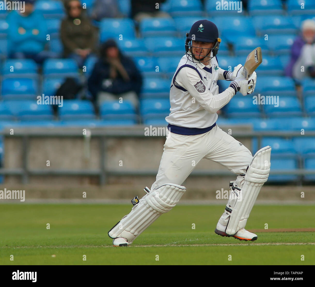 Emerald Headingley Stadium, Leeds, West Yorkshire, 27 maggio 2019. Jonathan Tattersall dello Yorkshire batting durante il giorno 1 dell'Specsavers County Championship match tra Yorkshire CCC e Hampshire CCC di smeraldo Headingley Stadium. Credito: Touchlinepics/Alamy Live News Foto Stock