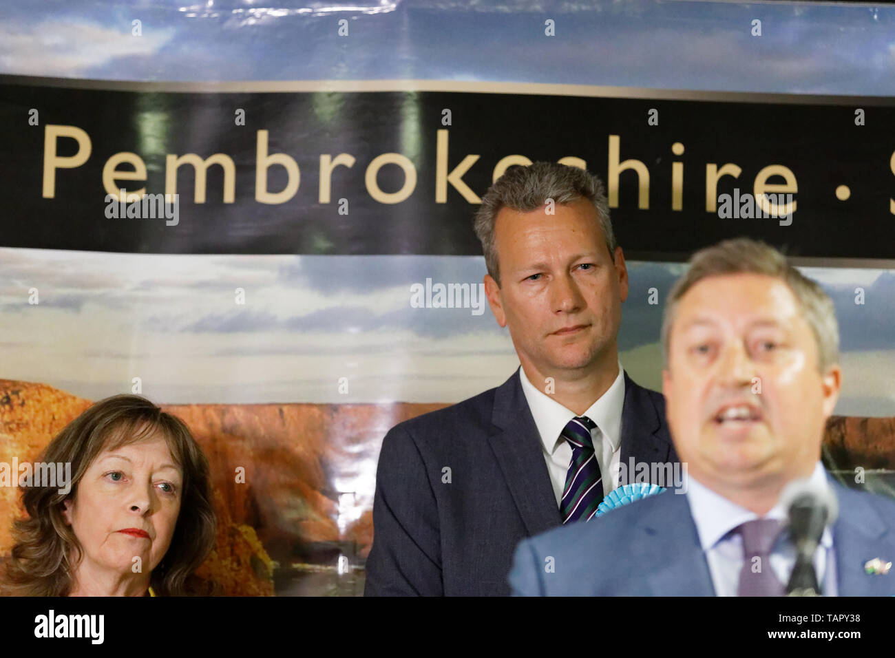 Haverfordwest, Regno Unito. 26 Maggio, 2019. Foto di L-R: Jill Evans di Plaid Cymru, Nathan Gill e James Freeman pozzetti del partito Brexit Credito: ATHENA AGENZIA IMMAGINE LTD/Alamy Live News Foto Stock