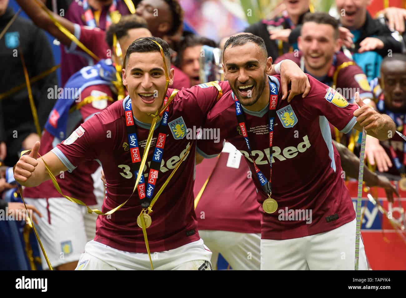 Londra, Regno Unito. 27 Maggio, 2019. Anwar El Ghazi (22) di Aston Villa e Ahmed Elmohamady (27) di Aston Villa durante il cielo di scommessa match del campionato tra Aston Villa e Derby County allo Stadio di Wembley, Londra lunedì 27 maggio 2019. (Credit: Jon Hobley | MI News) Credito: MI News & Sport /Alamy Live News Foto Stock