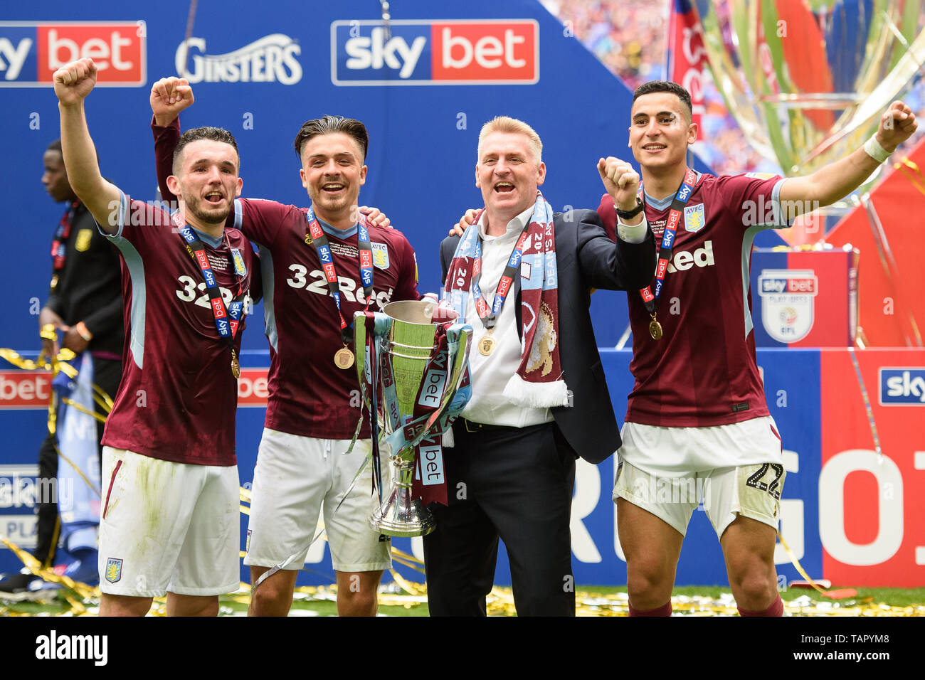 Londra, Regno Unito. 27 Maggio, 2019. JohnÊMcGinn (7) di Aston Villa, Jack Grealish (10) di Aston Villa Aston Villa Manager Dean Smith e Anwar El Ghazi (22) di Aston Villa celebrare con il trofeo durante il cielo di scommessa match del campionato tra Aston Villa e Derby County allo Stadio di Wembley, Londra lunedì 27 maggio 2019. (Credit: Jon Hobley | MI News) Credito: MI News & Sport /Alamy Live News Foto Stock