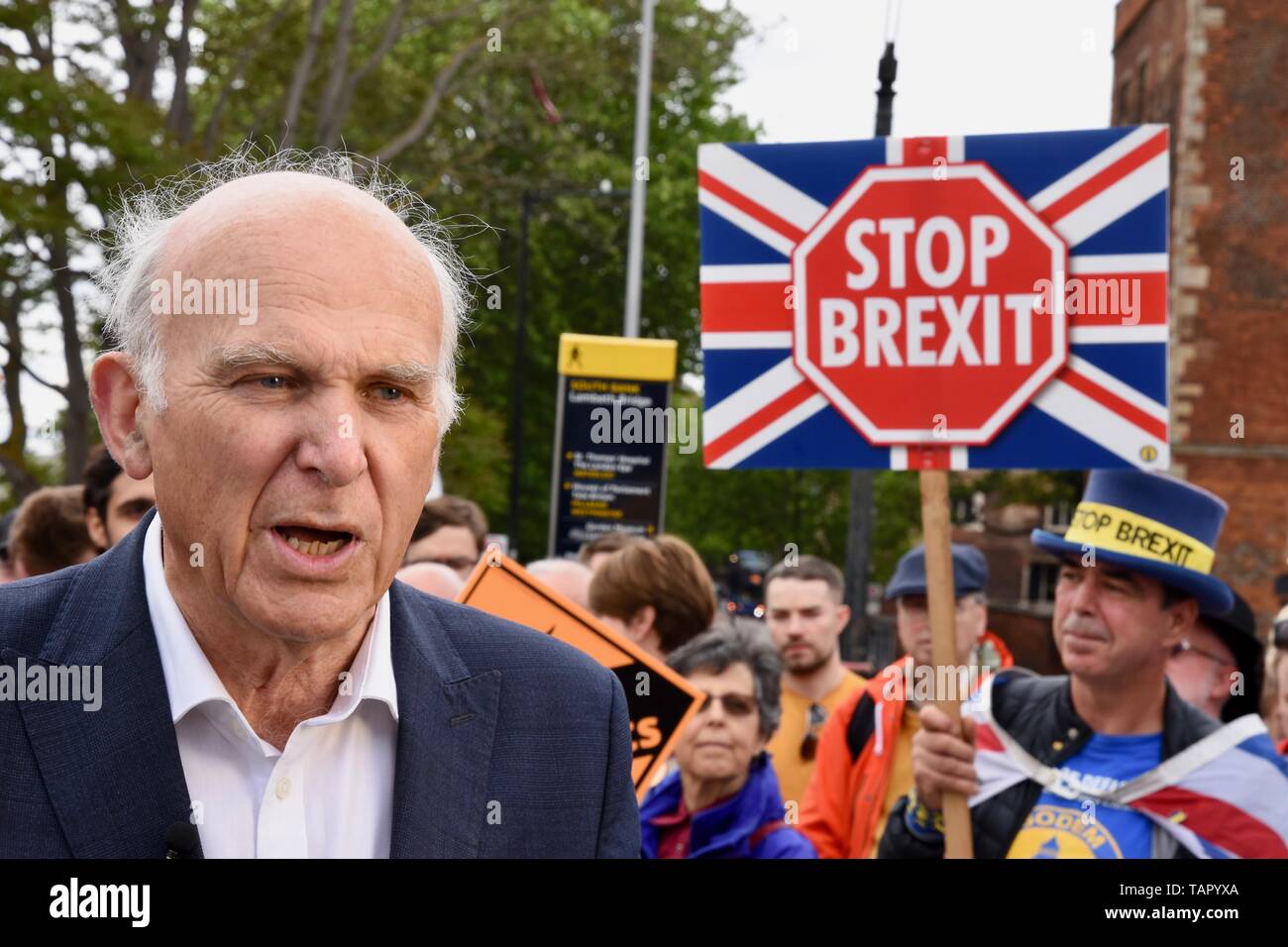 Londra, Regno Unito. 27 maggio 2019. Vince il cavo è stato affiancato da attivisti e i tre nuovi deputati per Londra per celebrare i migliori mai europeo risultato elettorale del partito della storia. Nella foto : Vince il cavo con SODEM Steve Bray in backround. Lambeth Palace Road, Londra Credito: Michael melia/Alamy Live News Foto Stock