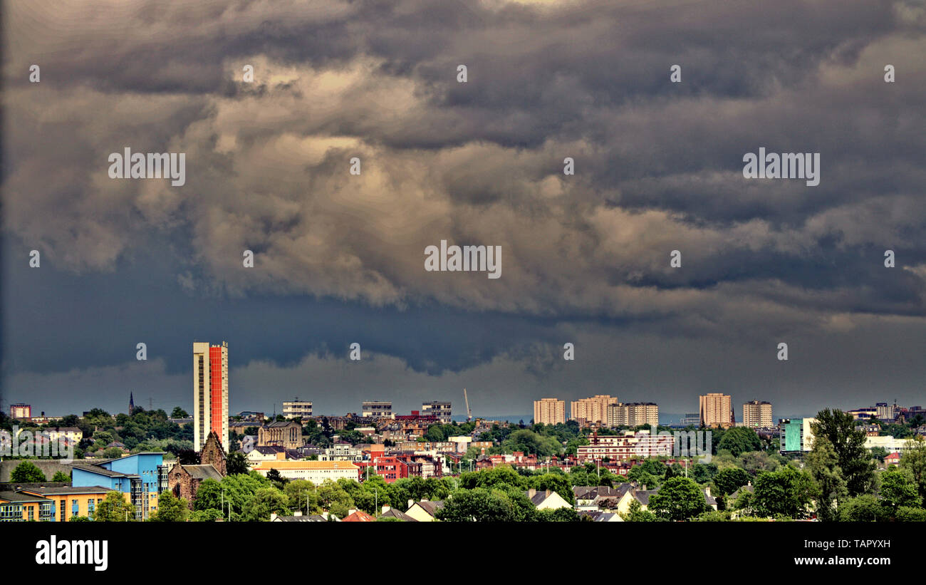 Glasgow, Scotland, Regno Unito. 27 Maggio, 2019. Regno Unito Meteo: Wet bank holiday visto nuvole temporalesche sul West End della città. Credito: gerard ferry/Alamy Live News Foto Stock