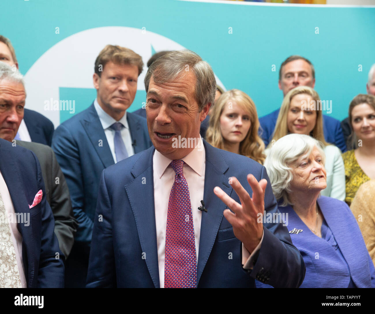 Londra, Regno Unito. 27 Maggio, 2019. Nigel Farage sedie il partito Brexit post-conferenza elettorale. Il partito Brexit ha fatto molto bene nelle elezioni europee il polling 32%della votazione con 28 membri siano eletti come deputati. Credito: Tommy Londra/Alamy Live News Foto Stock