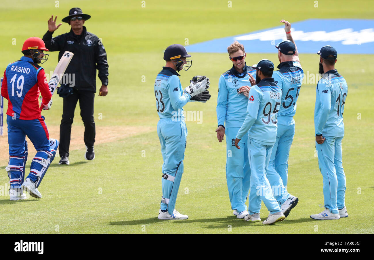 Londra, Regno Unito. 27 maggio 2019. Joe radice di Inghilterra celebra tenendo il paletto di Rashid Khan di Afganistan durante l'ICC Cricket World Cup Warm-up match tra Inghilterra e in Afghanistan, alla Kia ovale, Londra. Credito: Lo sport europeo Agenzia fotografica/Alamy Live News Foto Stock