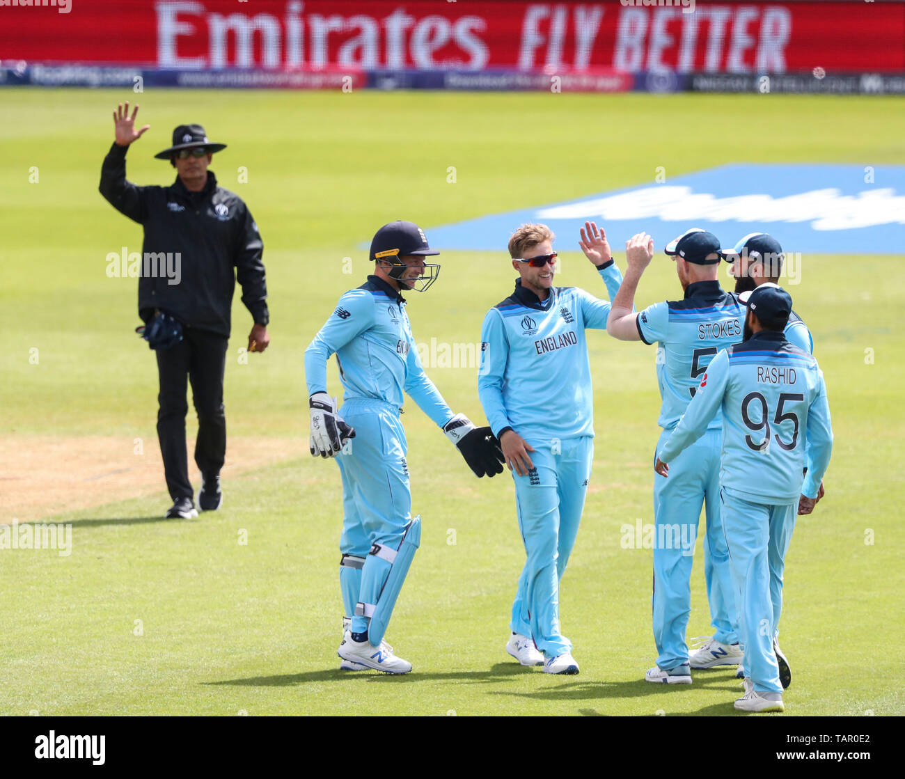 Londra, Regno Unito. 27 maggio 2019. Joe radice di Inghilterra celebra tenendo il paletto di Rashid Khan di Afganistan durante l'ICC Cricket World Cup Warm-up match tra Inghilterra e in Afghanistan, alla Kia ovale, Londra. Credito: Cal Sport Media/Alamy Live News Foto Stock