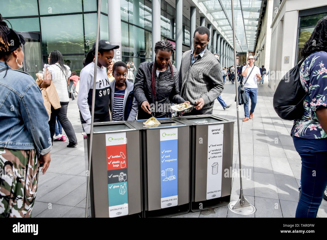 Londra, Regno Unito. 27 maggio 2019. Dando dei calci a fuori di estate, Pop Up Africa torna a Spitalfields E1 su Bank Holiday lunedì 27 maggio 2019 per ospitare l'Africa a Spitalfields con moda africana, gioielli, artigianato, live DJ, zona bambini, cibo a Spitalfields Market di Londra, Regno Unito. Credito: Picture Capital/Alamy Live News Foto Stock
