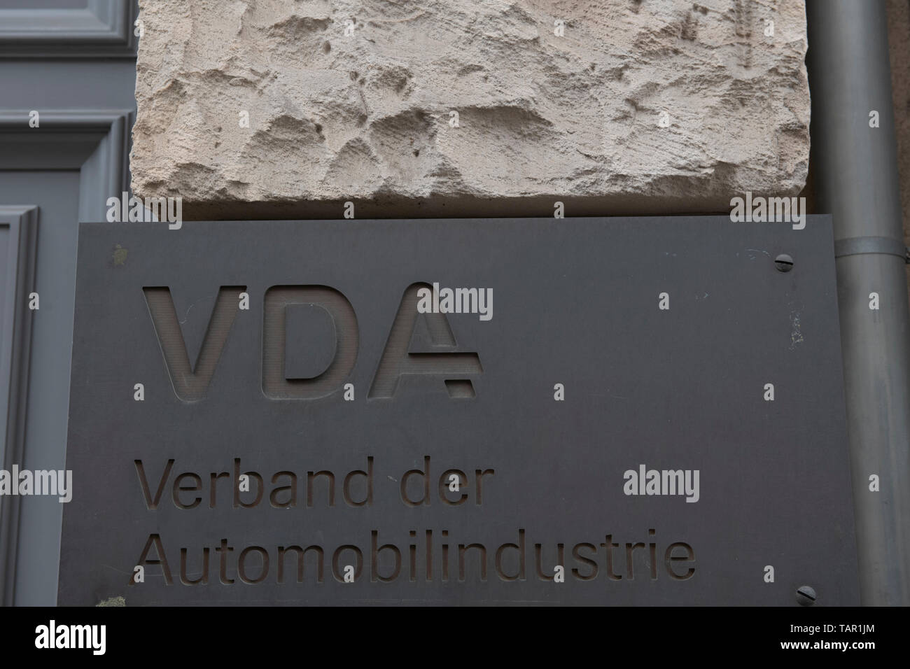 Berlino, Germania. 05 Maggio, 2019. "VDA - Verband der Automobilindustrie' è scritto sul segno sulla facciata della casa in Bebelplatz. Questo è dove la VDA ha il suo quartier generale. Credito: Paolo Zinken/dpa/Alamy Live News Foto Stock