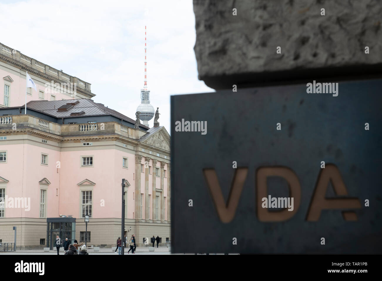 Berlino, Germania. 05 Maggio, 2019. "VDA" (Associazione Tedesca dell'industria automobilistica) è scritto sul cartello sulla facciata di un edificio in Bebelplatz. Questo è dove la VDA ha il suo quartier generale. Credito: Paolo Zinken/dpa/Alamy Live News Foto Stock