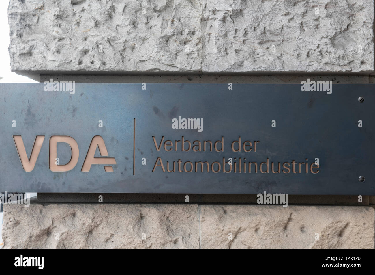 Berlino, Germania. 05 Maggio, 2019. "VDA - Verband der Automobilindustrie' è scritto sul segno sulla facciata della casa in Bebelplatz. Questo è dove la VDA ha il suo quartier generale. Credito: Paolo Zinken/dpa/Alamy Live News Foto Stock