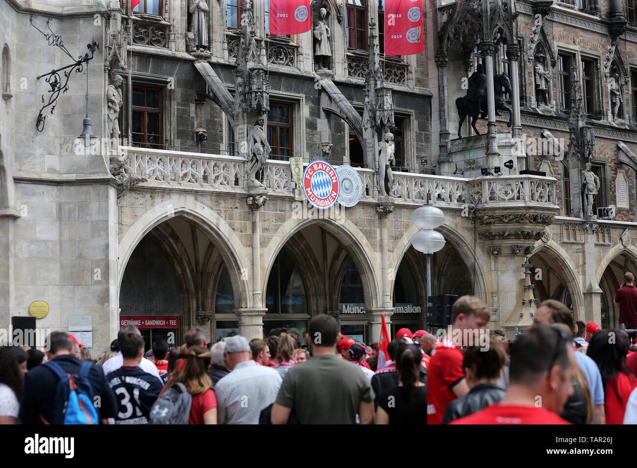 Monaco di Baviera, Deutschland. 26 Maggio, 2019. firo: 26.05.2019, calcio, 1.Bundesliga, stagione 2018/2019, FC Bayern Monaco di Baviera celebrazione del campionato, Bayern Monaco, FCB, Monaco, Monaco di Baviera, depositante, funzione generale, ventole, sciarpa, bandiere, | Utilizzo di credito in tutto il mondo: dpa/Alamy Live News Foto Stock