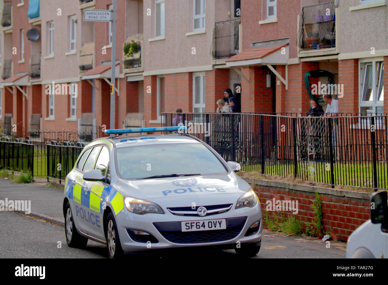Glasgow, Scotland, Regno Unito 27 maggio, 2019. Knightswood giovane trovato morto come polizia custodisca la scena con la corte posteriore scomparti chiusi con nastro e preoccupa la gente del posto a guardare il procedimento. Gerard Ferry/Alamy Live News Foto Stock