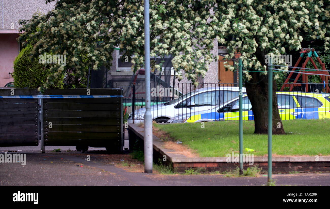 Glasgow, Scotland, Regno Unito 27 maggio, 2019. Knightswood giovane trovato morto come polizia custodisca la scena con la corte posteriore scomparti chiusi con nastro e preoccupa la gente del posto a guardare il procedimento. Gerard Ferry/Alamy Live News Foto Stock