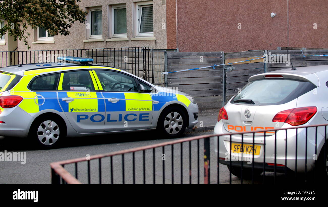 Glasgow, Scotland, Regno Unito 27 maggio, 2019. Knightswood giovane trovato morto come polizia custodisca la scena con la corte posteriore scomparti chiusi con nastro e preoccupa la gente del posto a guardare il procedimento. Gerard Ferry/Alamy Live News Foto Stock