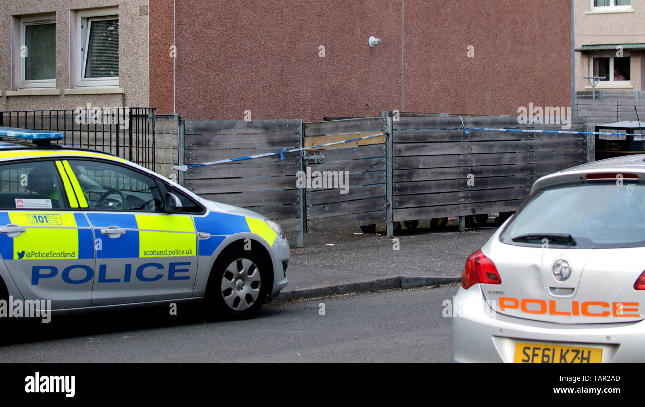 Glasgow, Scotland, Regno Unito 27 maggio, 2019. Knightswood giovane trovato morto come polizia custodisca la scena con la corte posteriore scomparti chiusi con nastro e preoccupa la gente del posto a guardare il procedimento. Gerard Ferry/Alamy Live News Foto Stock