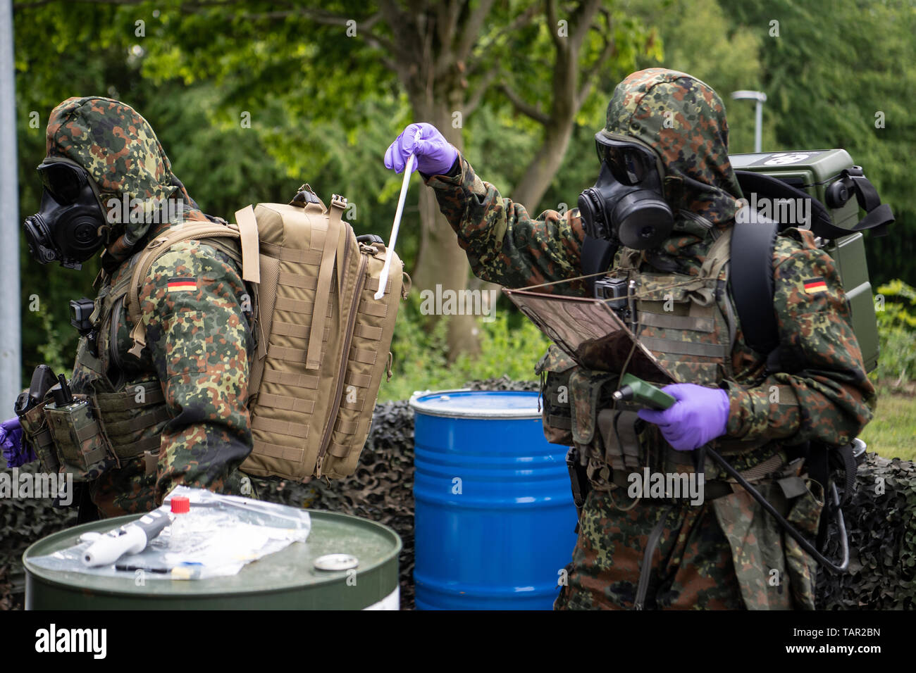 Bruchsal, Germania. 22 Maggio, 2019. La difesa ABC Battaglione 750 è in piedi a una dimostrazione nei locali della Bundeswehr. Credito: Fabian Sommer/dpa/Alamy Live News Foto Stock