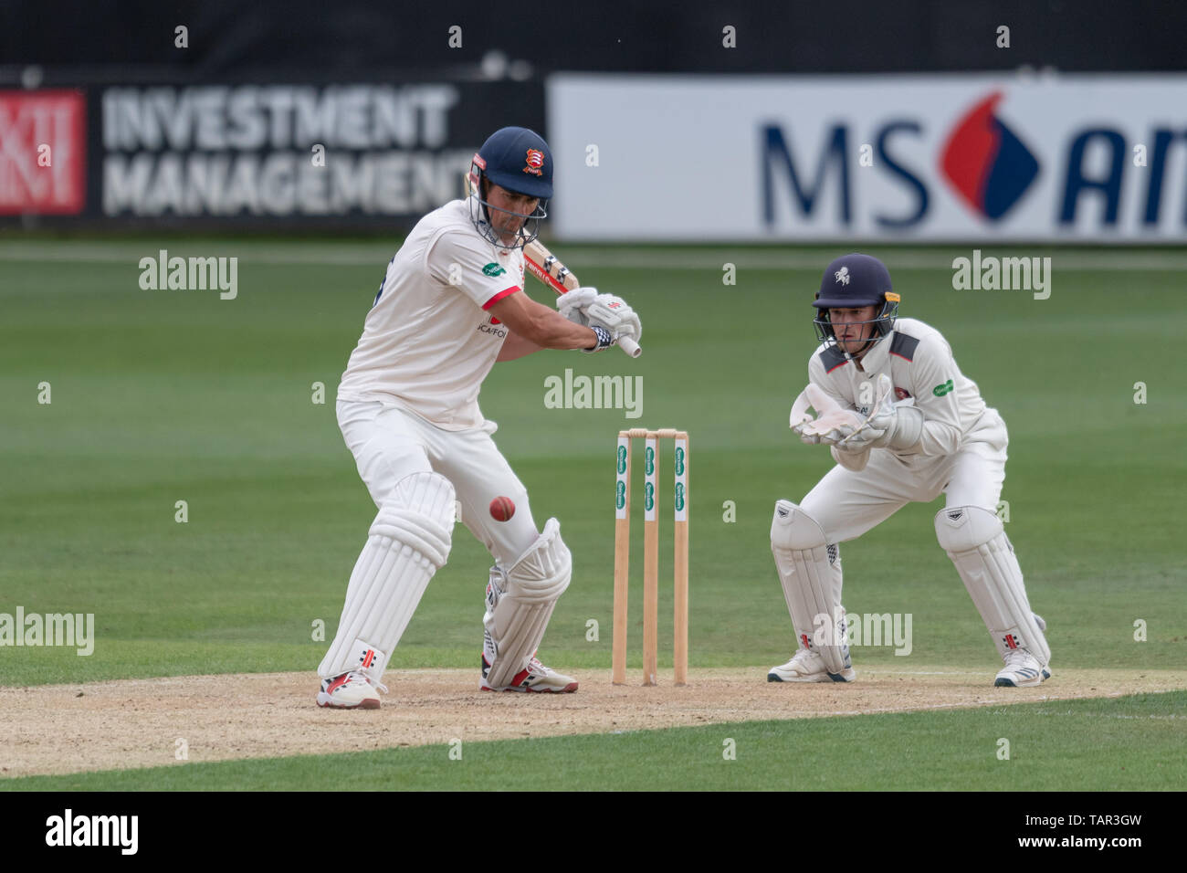 Chelmsford, Regno Unito. 27 Maggio, 2019. Alastair Cook (sinistra) di Essex Cricket Club in azione durante la partita di oggi durante la contea Specsavers gara di campionato tra Essex vs Kent al Cloudfm County Ground Lunedì, 27 maggio 2019 a Chelmsford in Inghilterra. (Solo uso editoriale, è richiesta una licenza per uso commerciale. Nessun uso in scommesse, giochi o un singolo giocatore/club/league pubblicazioni.) Credito: Taka G Wu/Alamy Live News Foto Stock