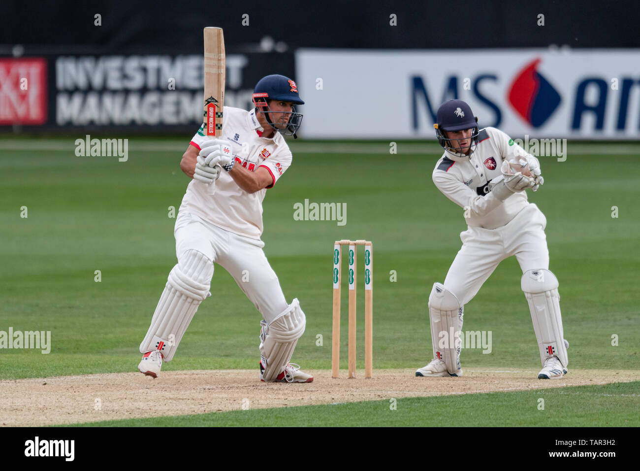 Chelmsford, Regno Unito. 27 Maggio, 2019. Ollie Robinson (destra) del Kent Cricket Club afferra la palla durante la partita di oggi durante la contea Specsavers gara di campionato tra Essex vs Kent al Cloudfm County Ground Lunedì, 27 maggio 2019 a Chelmsford in Inghilterra. (Solo uso editoriale, è richiesta una licenza per uso commerciale. Nessun uso in scommesse, giochi o un singolo giocatore/club/league pubblicazioni.) Credito: Taka G Wu/Alamy Live News Foto Stock