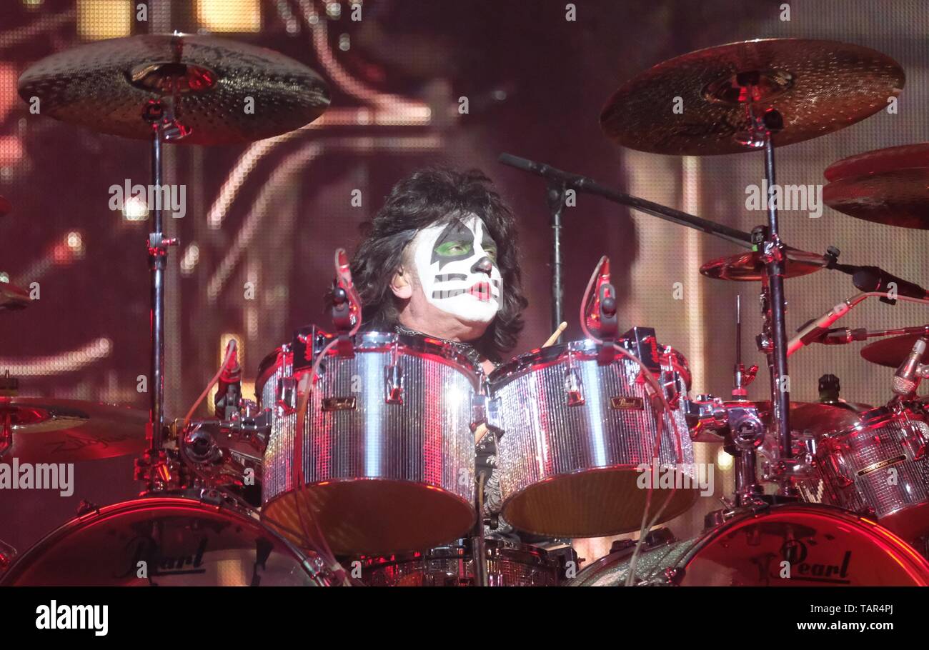 Leipzig, Germania. 27 Maggio, 2019. Il batterista Eric Singer della US-band americana "kiss" esegue nell'Arena di Lipsia. Il concerto prende il via il tour tedesco "fine della strada". Credito: Sebastian Willnow/dpa-Zentralbild/dpa/Alamy Live News Foto Stock
